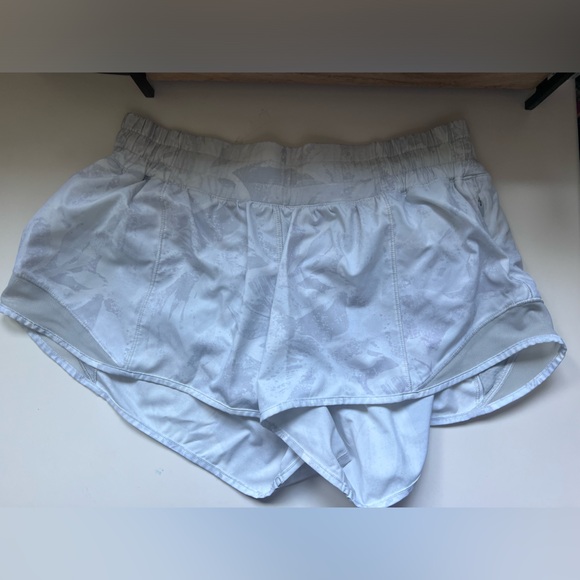 Lululemon Hotty Hot 2.5” white shorts (low rise) - Picture 2 of 4